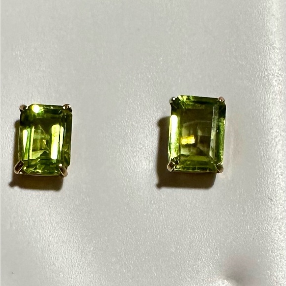 2.14 ct 14K solid Gold Genuine brilliant Emerald cut Peridot studs - Picture 4 of 10